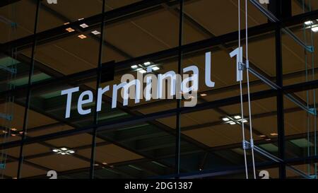 Schönefeld, Deutschland - 1. November 2020 - Beschriftung „Terminal 1“ am Passagierterminal 1 am Flughafen Berlin Brandenburg (Willy Brandt) Stockfoto