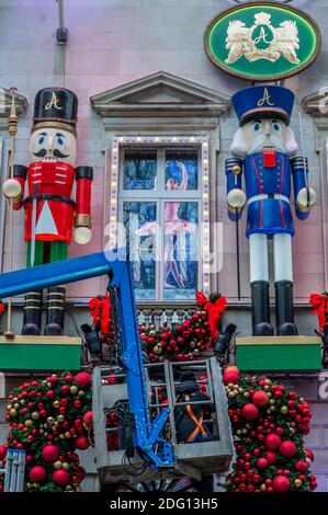 London, Großbritannien. Dezember 2020. Die letzten Vorbereitungen für die Weihnachtsdekoration an der Fassade von Annabel's, Berkeley Square, sind getroffen. Kredit: Guy Bell/Alamy Live Nachrichten Stockfoto