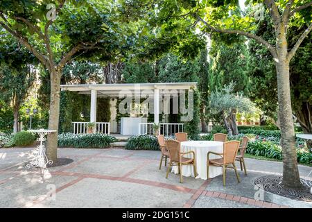 Der atemberaubende Garten der Villa Eva in der Stadt Ravello Italien. Ein renommierter Veranstaltungsort für Hochzeiten und eine Villa in Privatbesitz. Gartentisch und Stühle auf der Terrasse. Stockfoto