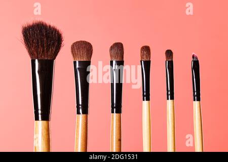 Make-up-Tools. Pinsel für Make-up. Kosmetische Pinsel auf hellem Hintergrund. Nahaufnahme von Beauty-Sachen. Stockfoto