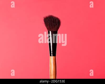 Make-up-Pinsel, Make-up-Werkzeuge für den Alltag. Kosmetische Basics auf hellblauem Hintergrund, Nahaufnahme Stockfoto