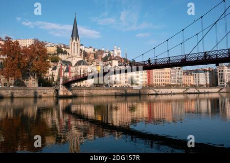 Blick auf Église Saint-Georges über den Fluss La Saône, Lyon, Frankreich Stockfoto