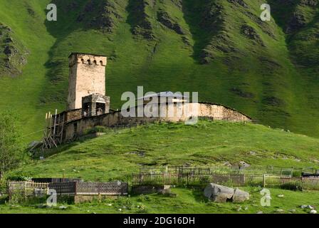 Orthodoxe Kirche im Hintergrund der Berge in Svaneti. Georgien Stockfoto