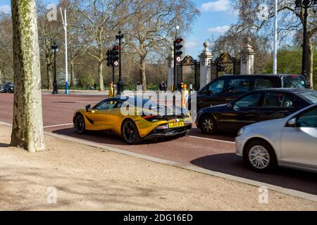 London, Großbritannien - 25. März 2019: Bronze Maclaren 720S auf Straßen von London Stockfoto