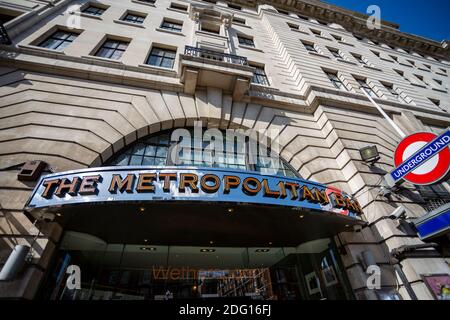 London, Großbritannien - 25. März 2019: The Metropolitan Bar a Wetherspoons Pub. Gelegen an 7 Station Approach, Marylebone Road, Marylebone und über einem von Lond Stockfoto