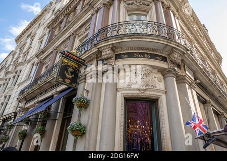 London, Großbritannien - 25. März 2019: Nahaufnahme der berühmten Admiralty Pub Bar mit Eingang und niemand rot Fuller's Zeichen am Trafalgar Square. Stockfoto