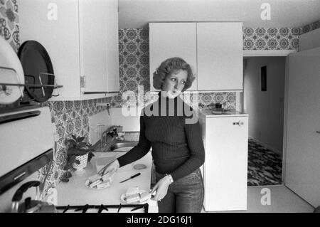 1970er England, eine berufstätige Mutter mittleren Einkommens in der Küche, die Nachmittagstee, Sandwiches für die beiden Jungen macht 1977 New town modernes Wohnungsbauprojekt Milton Keynes Buckinghamshire UK HOMER SYKES Stockfoto