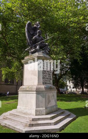 Kriegsdenkmal auf dem Gelände der Kathedrale, Worcester, Großbritannien; gewidmet den Männern, die ihr Leben in Südafrika gaben 1899-1902. Stockfoto