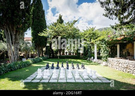 Der atemberaubende Garten der Villa Eva in der Stadt Ravello Italien. Ein renommierter Veranstaltungsort für Hochzeiten und eine Villa in Privatbesitz. Riesiges Schachbrett. Stockfoto