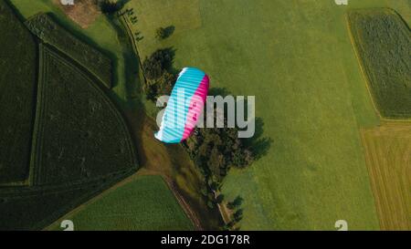 Gleitschirmfliegen. Falten Sie die Ohren. Stockfoto