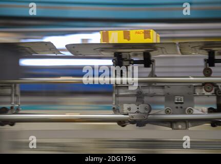 Ottendorf Okrilla, Deutschland. Dezember 2020. Ein Paket liegt auf einem Transportwagen im DHL Paketcenter. (Slow Shutter Speed Recording) Quelle: Robert Michael/dpa-Zentralbild/dpa/Alamy Live News Stockfoto