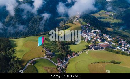 Gleitschirmfliegen. Falten Sie die Ohren. Stockfoto