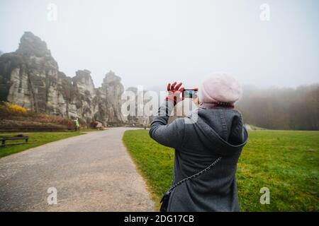 Mädchen, die Bilder auf dem Telefon. Externe Felsformation, Stonehenge. Stockfoto