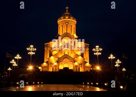 Die Kathedrale der Heiligen Dreifaltigkeit von Tiflis, die gemeinhin als Sameba bekannt ist, ist die wichtigste georgisch-orthodoxe christliche Kathedrale in Tiflis. Georgien Stockfoto