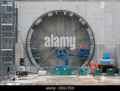 Die Arbeiter bereiten den Tunneleingang auf der HS2-Baustelle in Chiltern, Buckinghamshire, noch vor dem Tunnelbau im Jahr 2021 vor. Stockfoto