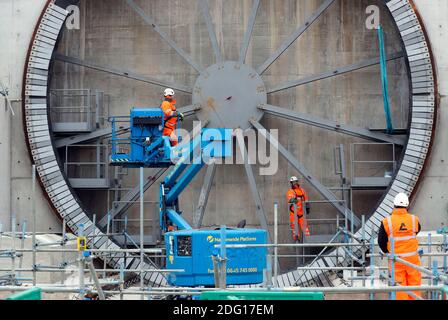 Die Arbeiter bereiten den Tunneleingang auf der HS2-Baustelle in Chiltern, Buckinghamshire, noch vor dem Tunnelbau im Jahr 2021 vor. Stockfoto