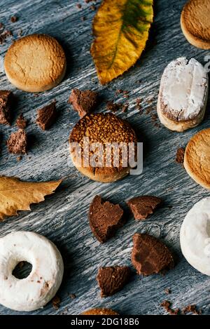 Blick von einigen Mantecados, Polvorones und Roscos de vino, eine typische weihnachtskonfektion in spanien, auf einem rustikalen grauen Holztisch Stockfoto