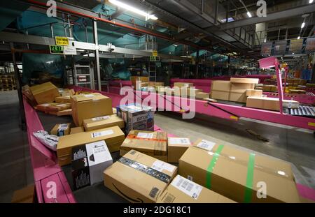 Ottendorf Okrilla, Deutschland. Dezember 2020. Pakete liegen auf einem Förderband im DHL Paketcenter. In der Zeit vor Weihnachten nimmt das Paketvolumen deutlich zu. Quelle: Robert Michael/dpa-Zentralbild/dpa/Alamy Live News Stockfoto
