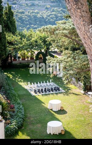 Der atemberaubende Garten der Villa Eva in der Stadt Ravello Italien. Ein renommierter Veranstaltungsort für Hochzeiten und eine Villa in Privatbesitz. Landschaftlich gestalteter Garten und hohe Bäume. Stockfoto