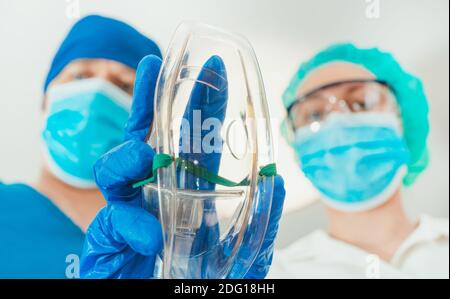 Medizinisches Personal, das dem Patienten Maske gibt. Stockfoto