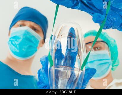 Medizinisches Personal, das dem Patienten Maske gibt. Stockfoto