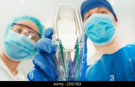 Medizinisches Personal, das dem Patienten Maske gibt. Stockfoto