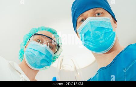 Medizinisches Personal, das dem Patienten Maske gibt. Stockfoto