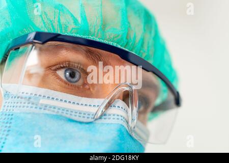 Arzt trägt Maske und Brille. Stockfoto