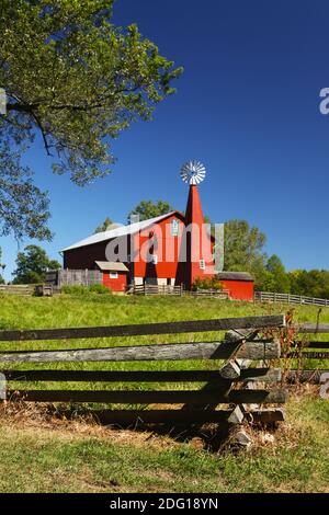 Historisches Red Barn. Die Scheune wurde in den 1880er Jahren gebaut und verfügte über einen einzigartigen geschlossenen Windmühle Turm. Carriage Hill Metropark, Huber Heights oder Dayton, O Stockfoto