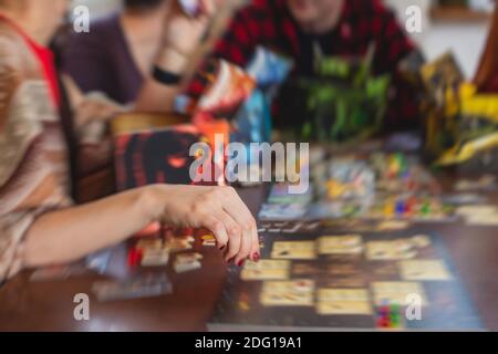 Prozess des Spielens Brettspiel und Spaß mit Freunden und Familie, Brettspiel-Konzept, Hand spielen und Rollen Sie die Würfel Stockfoto