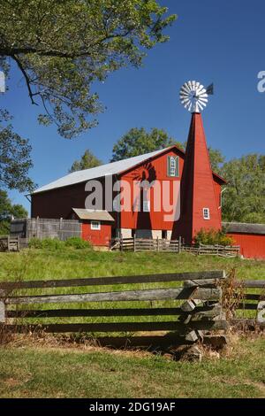 Historisches Red Barn. Die Scheune wurde in den 1880er Jahren gebaut und verfügte über einen einzigartigen geschlossenen Windmühle Turm. Carriage Hill Metropark, Huber Heights oder Dayton, O Stockfoto