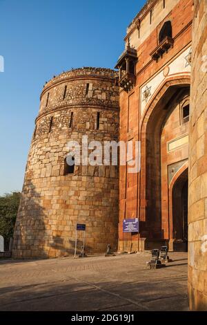 Indien, Delhi, Old Fort, Eingangstor zu Purana Quila - Stockfoto