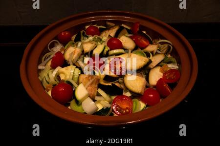 Kochen in Tagine mit Gemüse als Zucchini und Tomaten Stockfoto
