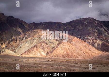 Ein Blick auf Artist's Pallete im Death Valley National Park an einem sonnigen Tag mit dramatischen Wolken. Stockfoto