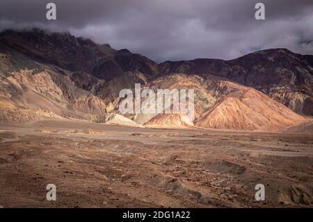 Ein Blick auf Artist's Pallete im Death Valley National Park an einem sonnigen Tag mit dramatischen Wolken. Stockfoto