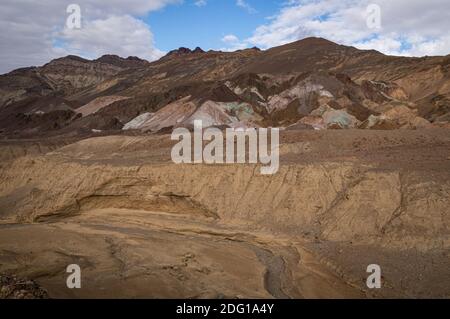 Ein Blick auf Artist's Pallete im Death Valley National Park an einem sonnigen Tag mit dramatischen Wolken. Stockfoto