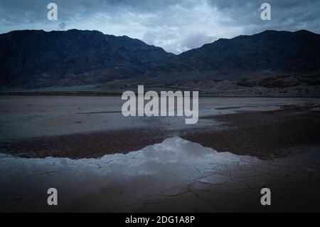 Die Dämmerung fällt auf Death Valley am tiefsten Punkt der Erhebung in den Vereinigten Staaten. Stockfoto