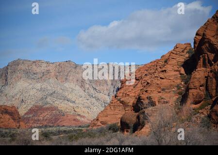 Utah hat einige der schönsten Naturlandschaften auf dem Planeten. Die kontrastierenden Farben der Berge in diesem Panoramablick ist ein gutes Beispiel. Stockfoto