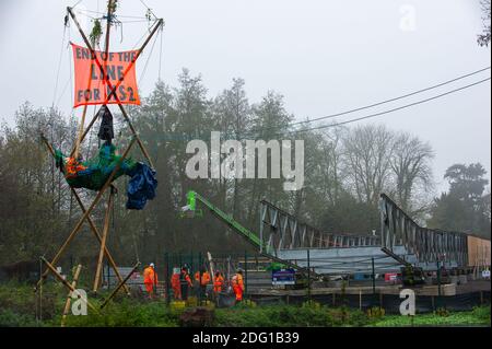 Denham, Buckinghamshire, Großbritannien. Dezember 2020. Der erfahrene Öko-Aktivist Dan Hooper, bekannt als Swampy, ist derzeit an einer riesigen Bambusstruktur im River Colne in Denham eingesperrt. Aktivisten haben heute früh am Morgen das "Leuchtfeuer der Wahrheit" in Kraft gesetzt. HS2 haben im Denham Country Park bereits vor dem Brückenbau viele ältere Bäume gefällt. Anti-HS2-Rebellion-Aktivisten im Denham Ford Wildlife Protection Camp versuchen, die Brücke davon abzuhalten, heute über den Fluss Colne zu fahren und weitere Waldzerstörungen durch HS2 zu verhindern. Quelle: Maureen McLean/Alamy Live News Stockfoto