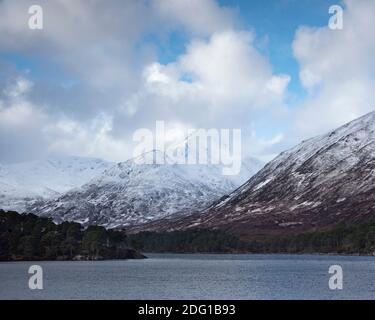 Loch Affric und ein Schnee bedeckten ein Tudair, Glen Affric, Schottland Stockfoto