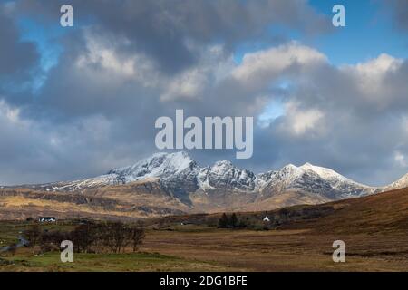 Am frühen Morgen bricht die Sonne auf einen schneebedeckten Blabheinn in der Nähe von Torrin, Isle of Skye, Schottland Stockfoto