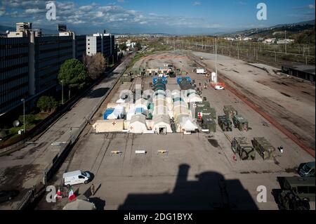 Cosenza, Italien. Dezember 2020. Allgemeine Ansicht des zusammengebauten Feldlazaretts in Cosenza.in der zweiten Welle des Covid-19-Notfalls hat die italienische Armee ein Feldlazarett im Güterbahnhof Vaglio Lise als externe Einheit des Krankenhauses S. Annunziata in Cosenza zusammengebaut. Das Feldkrankenhaus besteht aus 18 Einheiten und beherbergt 3 Plätze für Personen, die eine subintensive Therapie benötigen, Einheiten mit 40 Betten für Patienten, die von Covid-19 betroffen sind, eine Radiologieeinheit, eine Apotheke und ein Labor für die Verarbeitung molekulardiagnostischer Tests (Abstrichtests). Kredit: SOPA Images Limited/Alamy Live Nachrichten Stockfoto