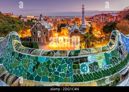 Park Güell und Skyline der Stadt in der Abenddämmerung, Barcelona, Katalonien, Spanien Stockfoto