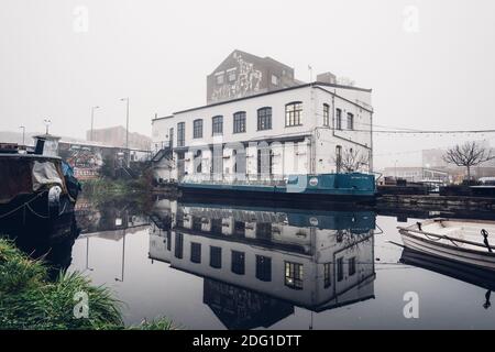 London, UK- Dezember 2020 :The White Building Bar, River Lea, Hackney Wick Stockfoto