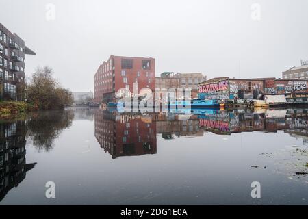 London, UK- Dezember 2020 : Wohngebäude am Fluss Lea, Hackney Wick Stockfoto