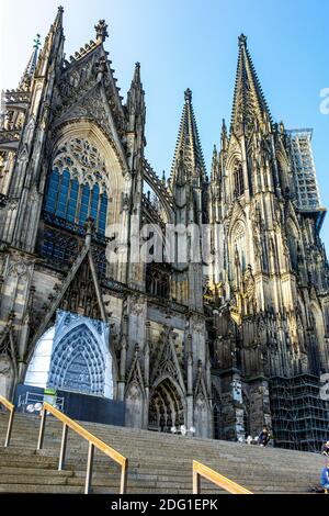 Eine vertikale Aufnahme einer historischen Kölner Dom-Außenwand Architektonische Muster unter klarem Himmel Stockfoto