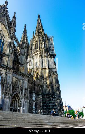 Eine vertikale Aufnahme einer historischen Kölner Dom-Außenwand Architektonische Muster unter klarem Himmel Stockfoto