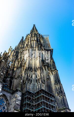 Eine vertikale Aufnahme einer historischen Kölner Dom-Außenwand Architektonische Muster unter klarem Himmel Stockfoto