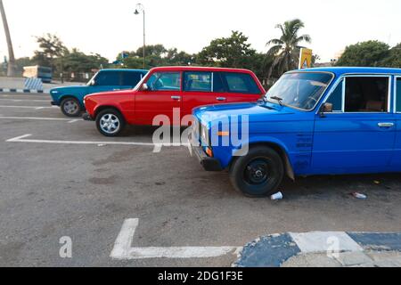 Drei bunte Chevrolet Cabriolet Oldtimer vor der Karibik geparkt Meer auf dem Malecon in Havanna Cub Stockfoto