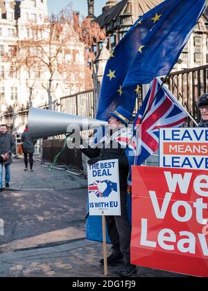 Steve Bray, bemerkte Anti-Brexit-Aktivisten, der jeden Tag vor dem Tor des Repräsentantenhauses (Palace of Westminster), London, United Ki protestiert Stockfoto